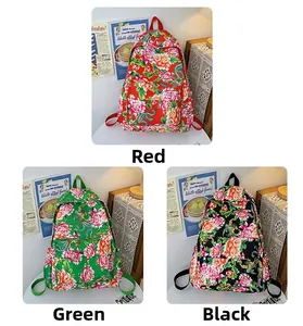Dettaglio degli zaini in nylon con motivi floreali tradizionali in rosso, verde e nero
