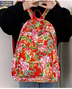 Detalle de la mochila de nailon rojo con patrones tradicionales de flores y fénix