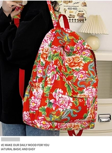 Detalle de mochila de nylon roja con motivos tradicionales chinos de flores de peonía y fénix