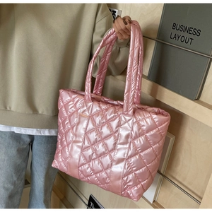 Détail du sac cabas matelassé rose brillant avec des coutures en forme de losange