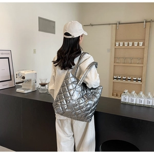 Détail du grand sac cabas argenté avec un fini métallisé matelassé pour le quotidien