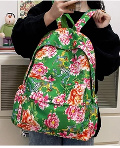 Detalle de la mochila grande de nailon con motivos tradicionales de fénix y peonías