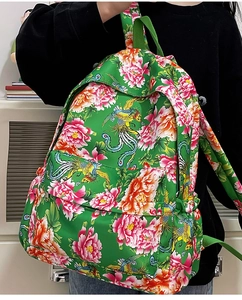 Primer plano de mochila de nailon verde con motivos tradicionales de fénix y flores de peonía