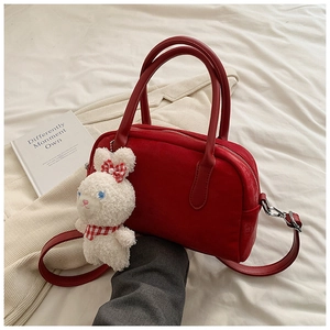 Borsa a mano Boston retrò in PU rosso scuro con ciondolo a coniglietto e tracolla regolabile