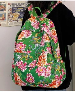 Detalle de mochila de nailon verde con estampados tradicionales de peonías y fénix
