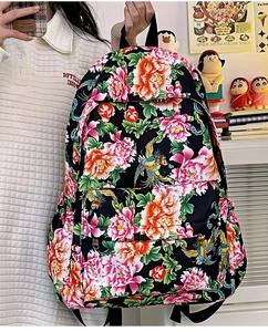 Detalle de la mochila de nailon con estampados vibrantes de peonías y fénix dorados