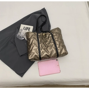 Sac Fourre-tout Matelassé Métallique Grande Capacité Sac à Épaule Puffer pour Femme Urbain Minimaliste Sac en Tissu