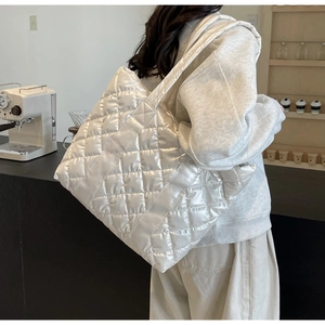 Détail du grand sac cabas en nylon matelassé blanc avec larges bretelles au café