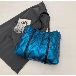 Sac fourre-tout matelassé bleu vif à finition métallique avec de fines bretelles noires
