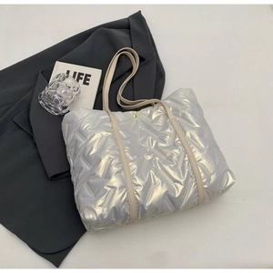 Grand sac cabas en nylon argenté matelassé avec surpiqûres en V et fines anses