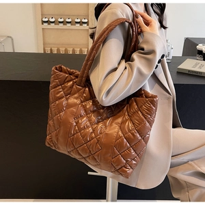 Détail d'un sac cabas matelassé marron café avec tissu brillant et bandoulières rembourrées