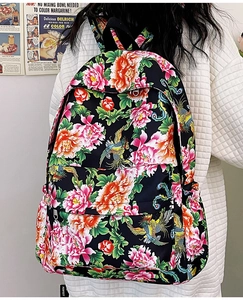 Detalle de los patrones de peonías y fénix de colores en la mochila de nailon con flores