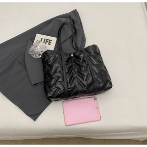 Sac fourre-tout matelassé en nylon noir tendance avec grande capacité et fines bretelles