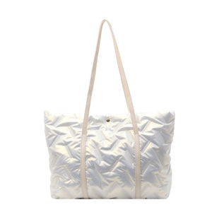 Sac fourre-tout matelassé blanc nacré avec motif à chevrons et anses en cuir