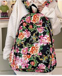 Vista detallada de una mochila grande de nailon con estampados tradicionales de peonías y fénix