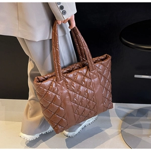 Sac cabas marron en nylon matelassé avec motif losange présenté dans un style à la mode