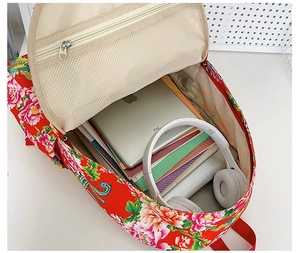 Detalle del interior de la mochila étnica roja con espacio para iPad y auriculares