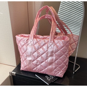 Sac fourre-tout matelassé rose en nylon avec motif losanges pour un style urbain d'hiver