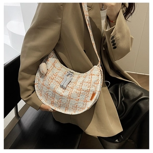 Détail du sac hobo en tweed avec motif à carreaux et pendentif mignon