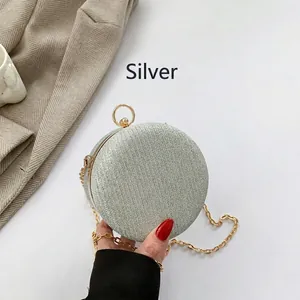 Elegante pochette rotonda in paillettes argento con catena dorata e manico ad anello