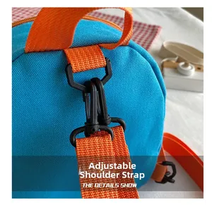 Détail de la bandoulière réglable avec sangle orange et boucle en D sur sac en toile
