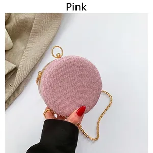 Elegante pochette rosa glitterata con catena dorata e dettaglio fibbia in metallo