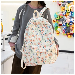 Détail du sac à dos en tissu oxford blanc cassé avec motif floral orange rose bleu