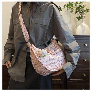 Sac bandoulière en tweed à carreaux rose et blanc avec un joli pendentif en peluche