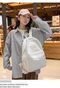 Gros plan détaillé du sac à dos en nylon blanc avec logo VICTOAIR et tirettes de fermeture tissées