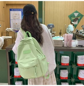 Détails du sac à dos en nylon vert menthe porté par l'arrière avec le logo Victoair