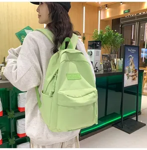 Vue détaillée du sac à dos en nylon vert clair avec écusson VICTOAIR et poche zippée