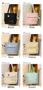 Display multicolore di borse tote in nylon nero, rosa, blu, giallo, beige e verde menta