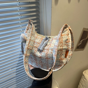Sac à Épaule Tweed à Carreaux pour Femmes Sac Hobo Demi-Lune Vintage Avec Pendentif en Peluche Sac à Main Décontracté