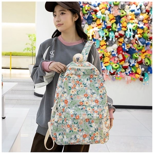 Détail d'un sac à dos floral en tissu oxford avec bretelles réglables sur un mannequin femme
