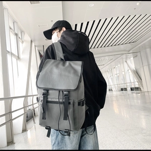 Détail du sac à dos en similicuir gris avec boucles réglables et rabat design moderne