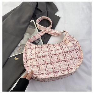 Sac à bandoulière demi-lune en tweed rose à carreaux avec sangle réglable tissée