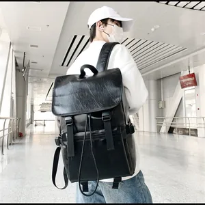 Gros plan d'un grand sac à dos noir en cuir PU avec rabat et sangles à boucles
