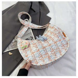 Sac bandoulière demi-lune en tweed à carreaux bleu et orange avec breloque pêche