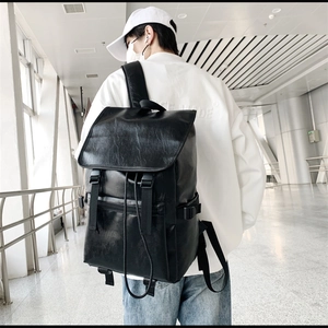 Détail d'un sac à dos en cuir PU noir minimaliste avec sangles à boucle et cordon de serrage
