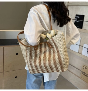 Détail du grand sac cabas tissé avec bretelles en cuir marron et rayures verticales