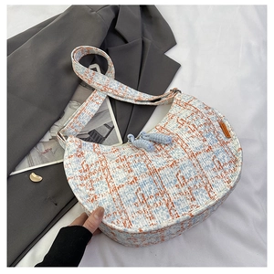 Sac hobo d'hiver à la mode en forme de demi-lune avec texture tweed et détails bleu clair