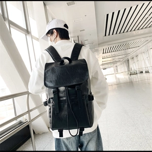 Sac à dos minimaliste en cuir PU noir avec fermeture à boucle, vue de dos portée par un homme