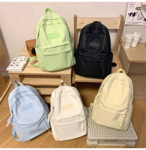 Vue détaillée de cinq sacs à dos en nylon aux couleurs pastel dont vert clair et bleu