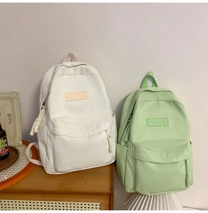 Vue détaillée des sacs à dos en nylon imperméables avec logo Victoair et poches utiles