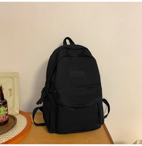 Détail du sac à dos en nylon noir montrant le logo VICTOAIR et les tirettes de fermeture