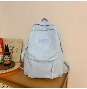 Vue détaillée du sac à dos bleu clair en nylon avec fermeture tissée et logo VICTOAIR