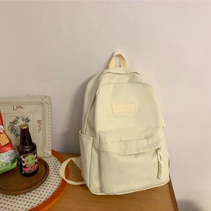 Sac à dos minimaliste en nylon crème pour femmes dans un cadre de vie décontracté chic