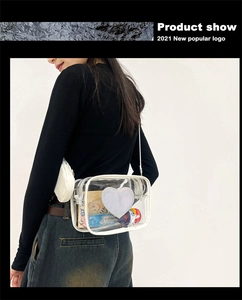 Détail du sac à épaule en PVC transparent avec écusson cœur violet sur le mannequin