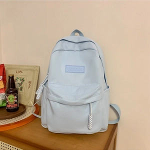 Sac à dos en nylon bleu clair au design minimaliste avec poche avant zippée