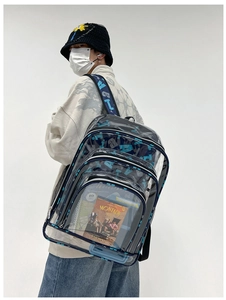 Detailansicht des transparenten PVC Rucksacks mit modischen bedruckten Gurten und Fächern.